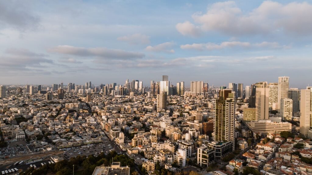 מעטפת משפטית מקיפה בעולם משתנה: חשיבותו של משרד עורכי דין מוביל בתל אביב
